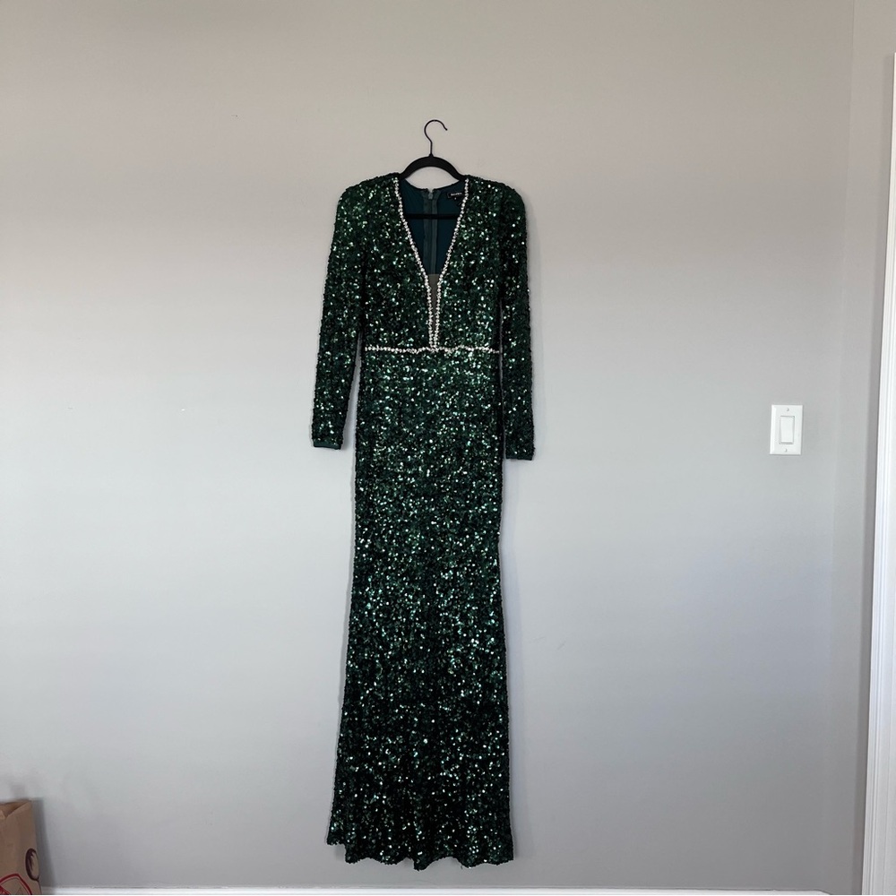 Emerald Green Sequence Long Sleeve Maxi Dress Size S
V-Neckline, Beaded Waist